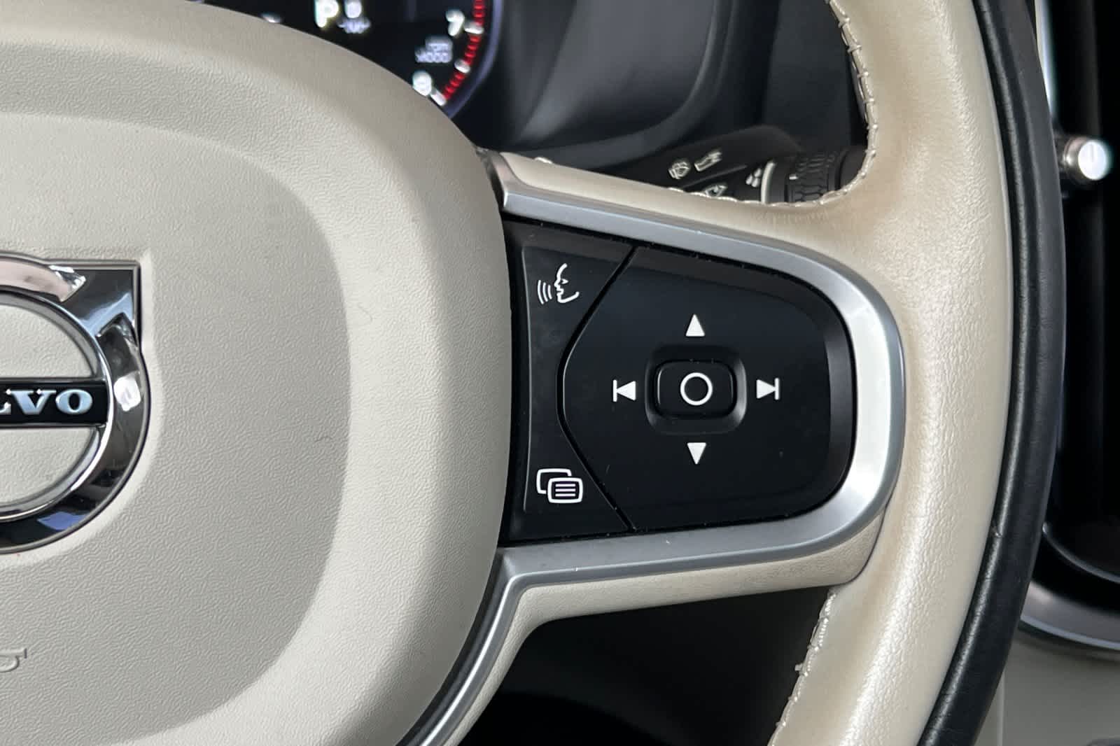 Thumbnail: 2022 Volvo S60 - 25