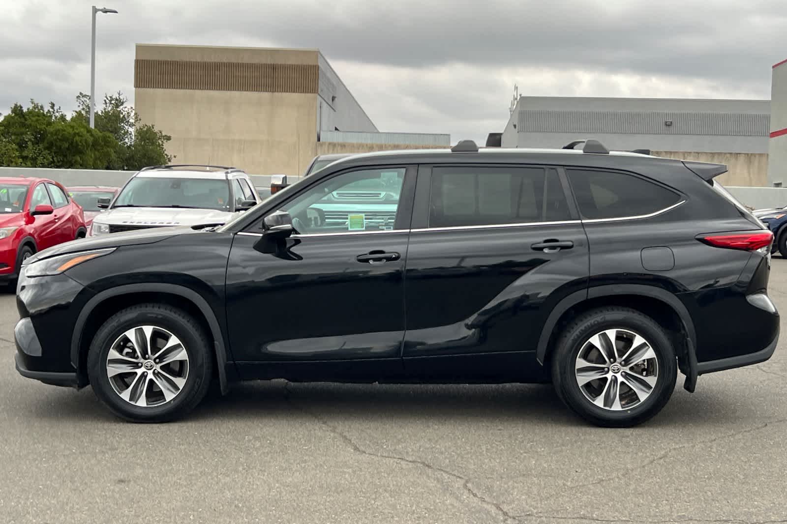 Thumbnail: 2023 Toyota Highlander - 9