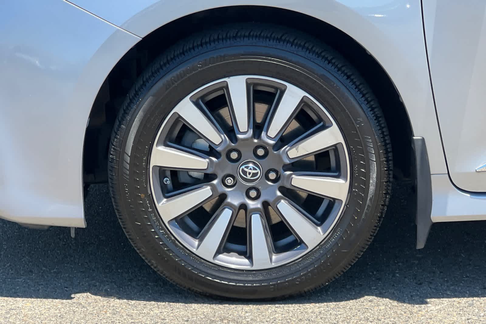 Thumbnail: 2018 Toyota Sienna - 33