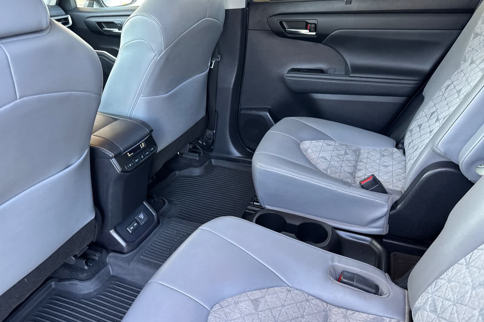 Thumbnail: 2022 Toyota Highlander - 4