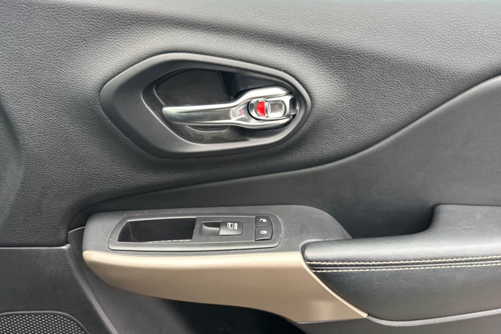 Thumbnail: 2017 Jeep Cherokee - 19