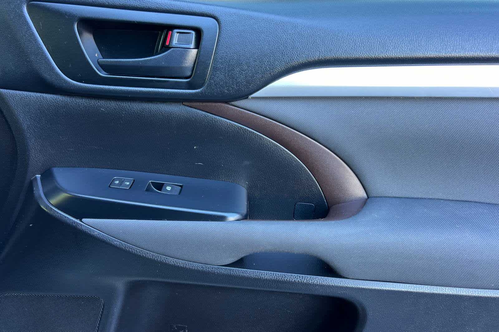 Thumbnail: 2018 Toyota Highlander - 20