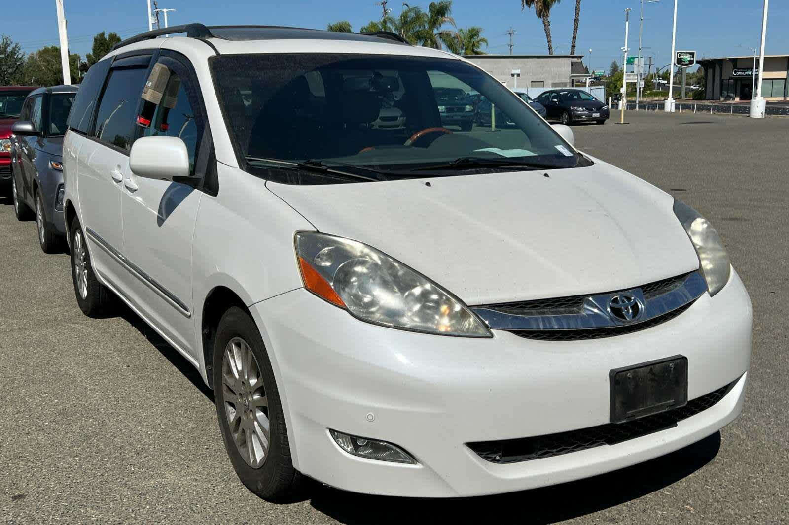 Thumbnail: 2010 Toyota Sienna - 3