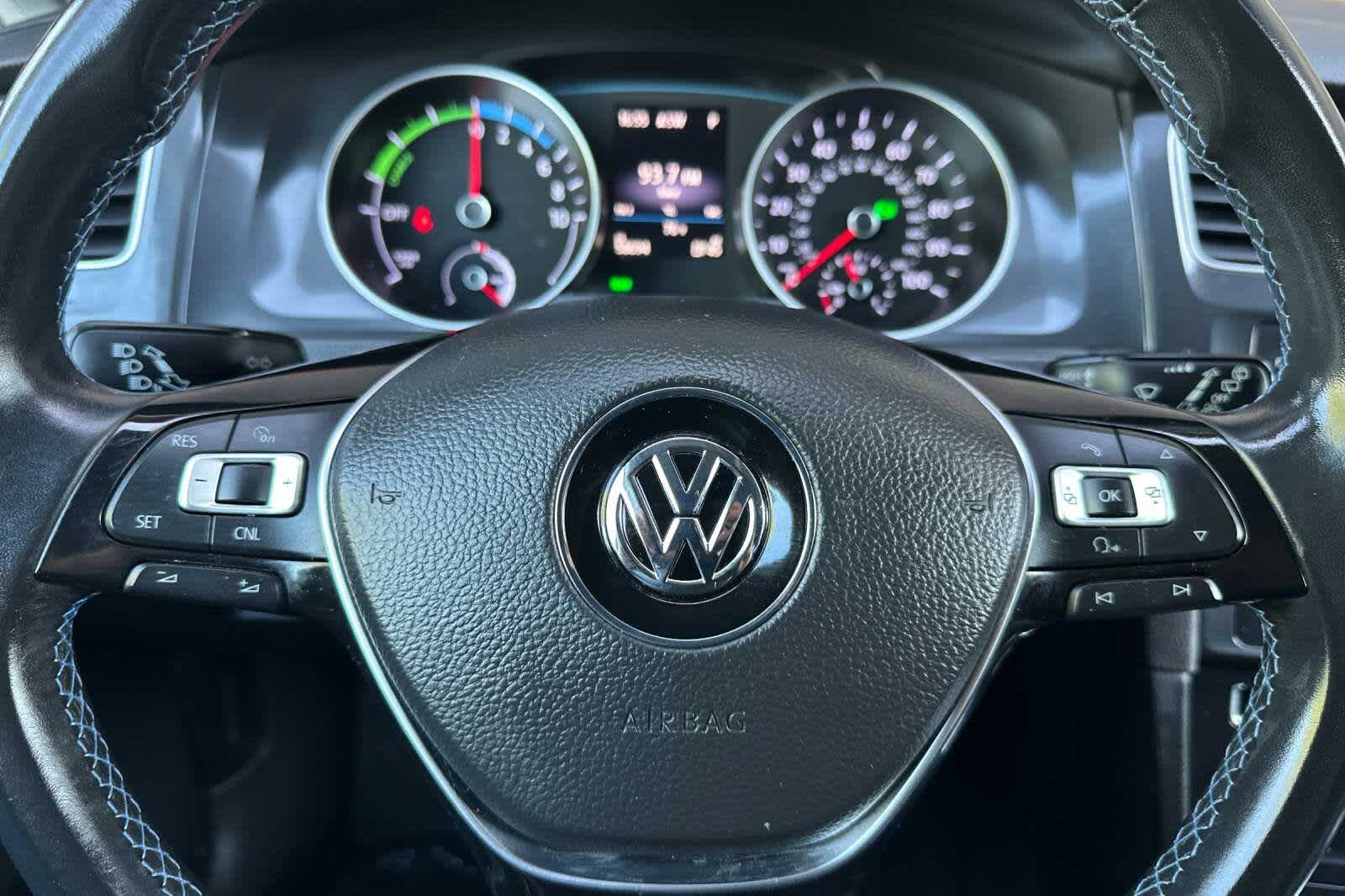 Thumbnail: 2017 Volkswagen e-Golf - 25