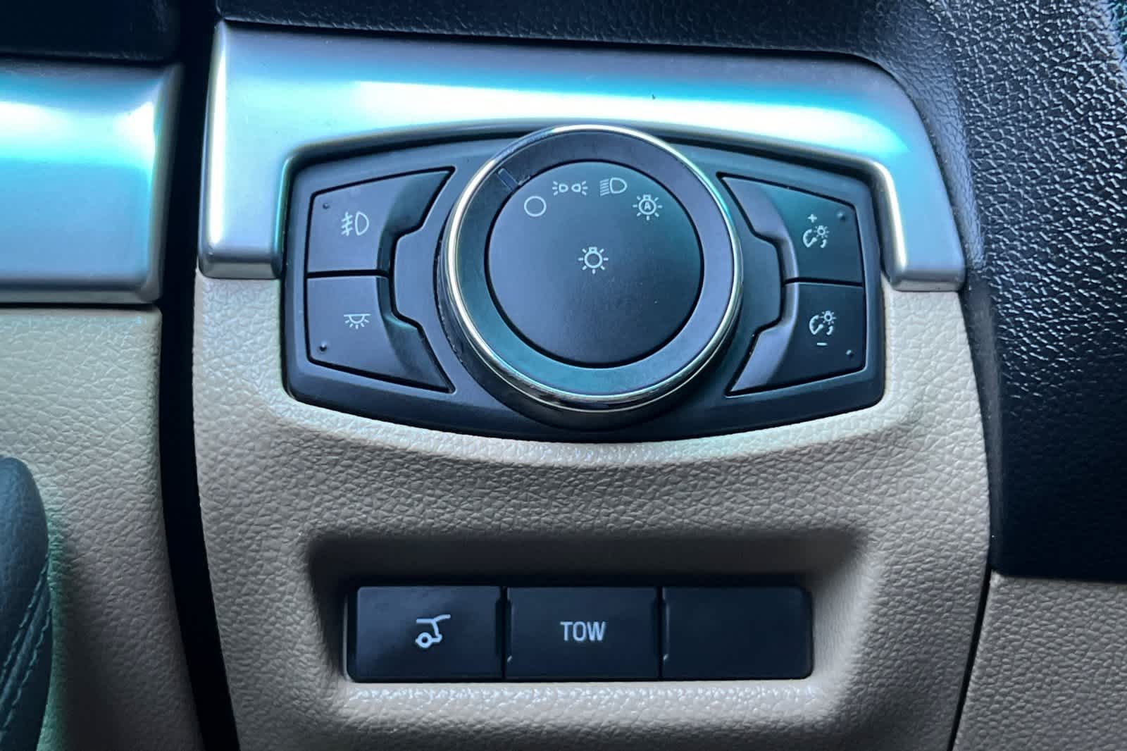 Thumbnail: 2016 Ford Explorer - 31