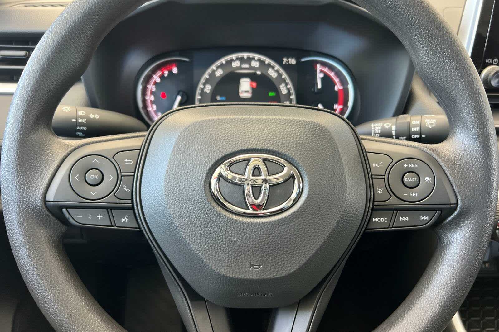 2025 Toyota RAV4 XLE 24