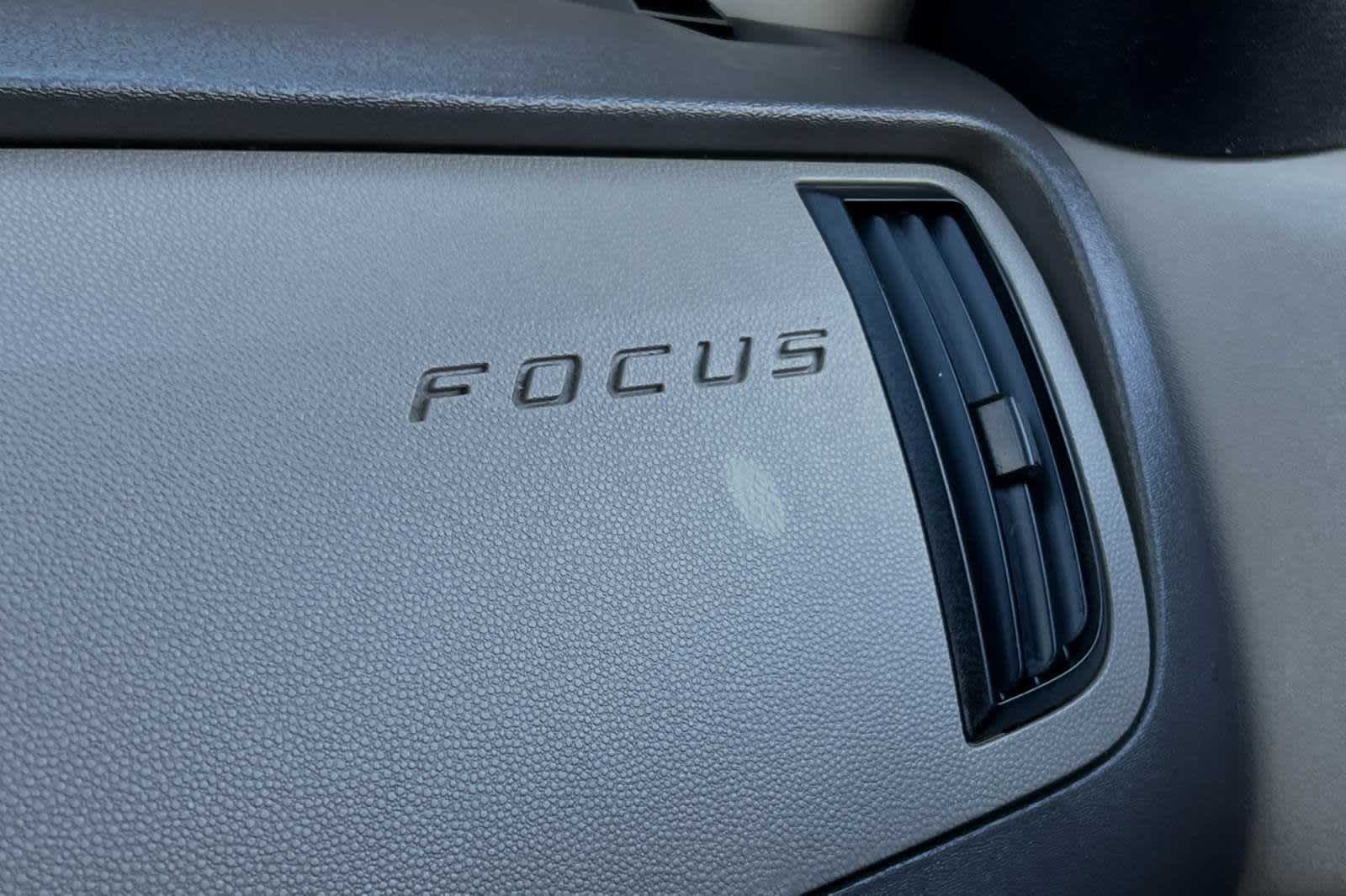 2010 Ford Focus SE 14