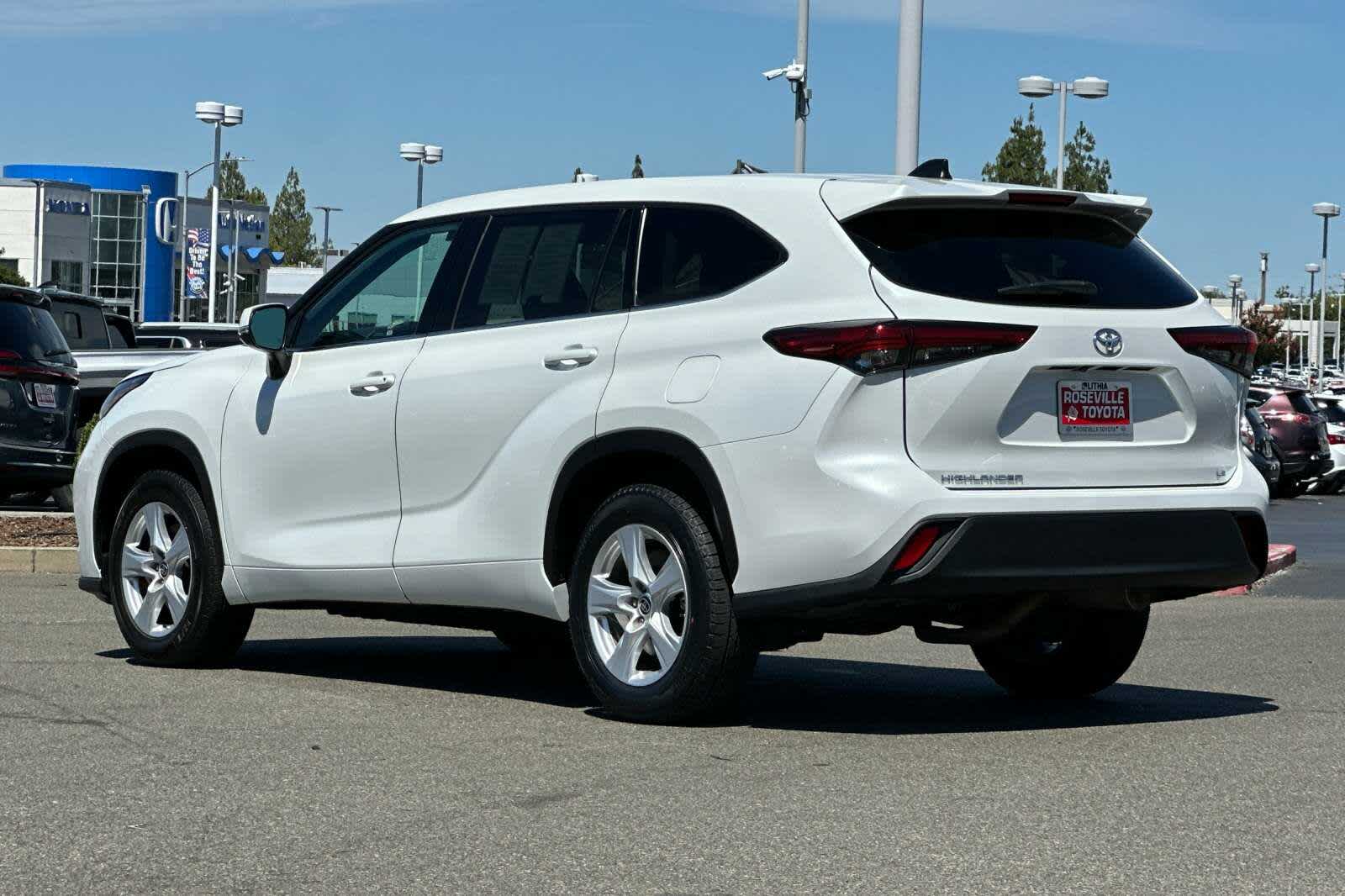 Thumbnail: 2022 Toyota Highlander - 7