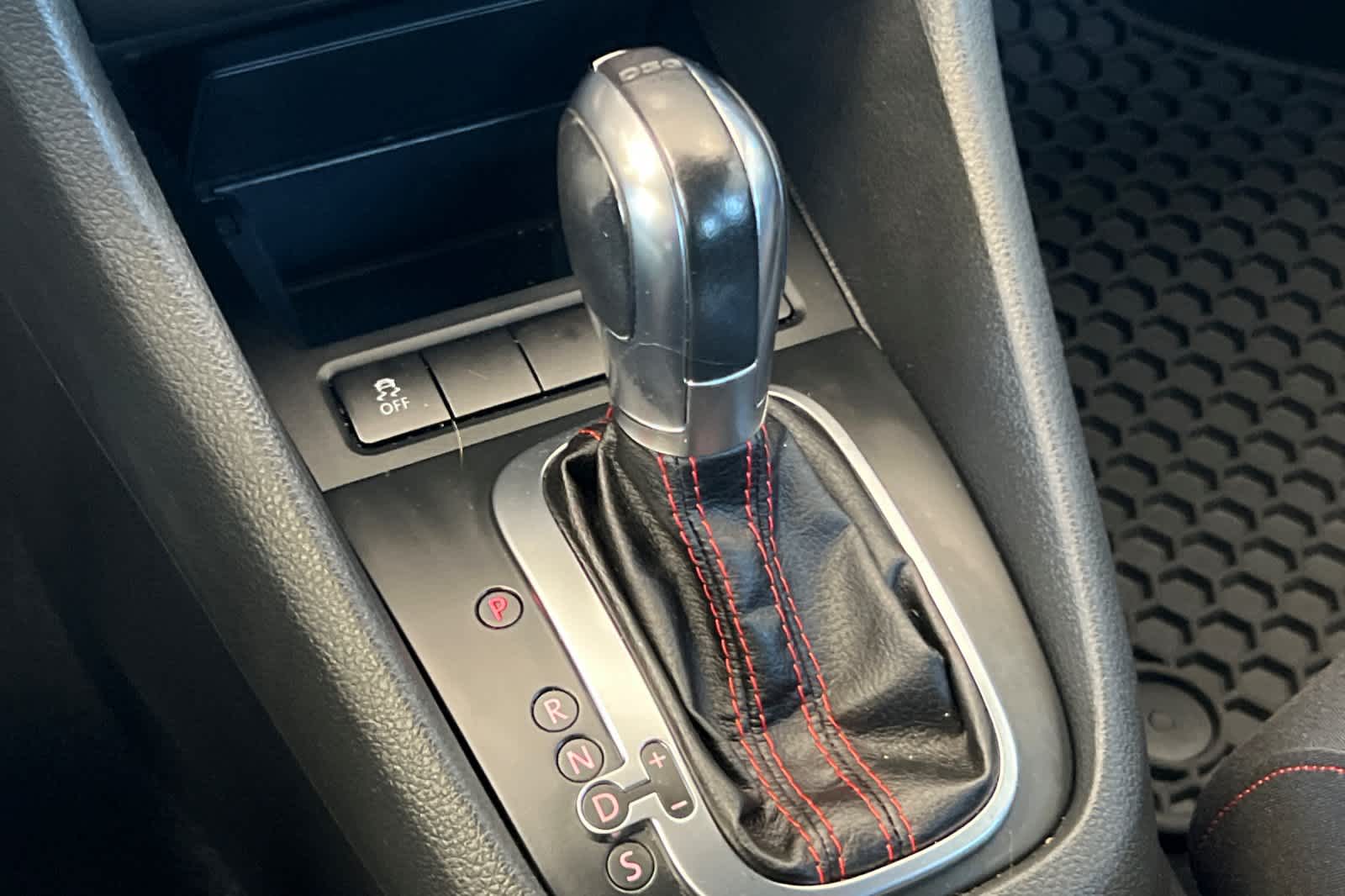 Thumbnail: 2012 Volkswagen Golf - 22