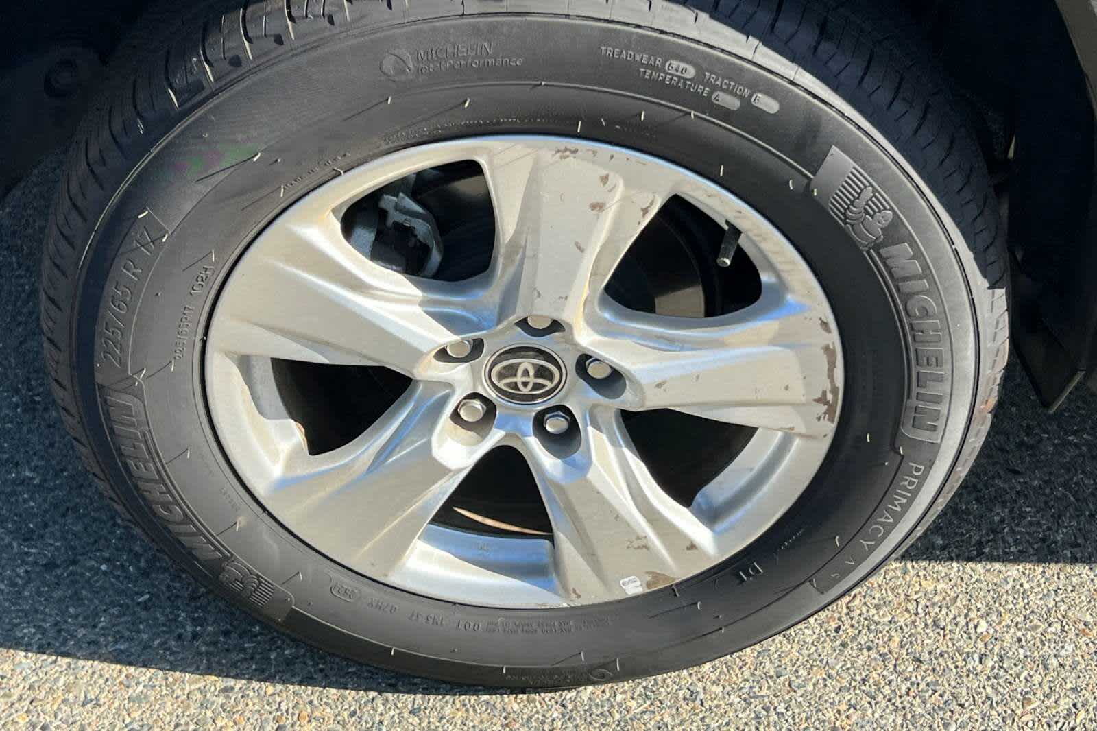 2021 Toyota RAV4 XLE 14
