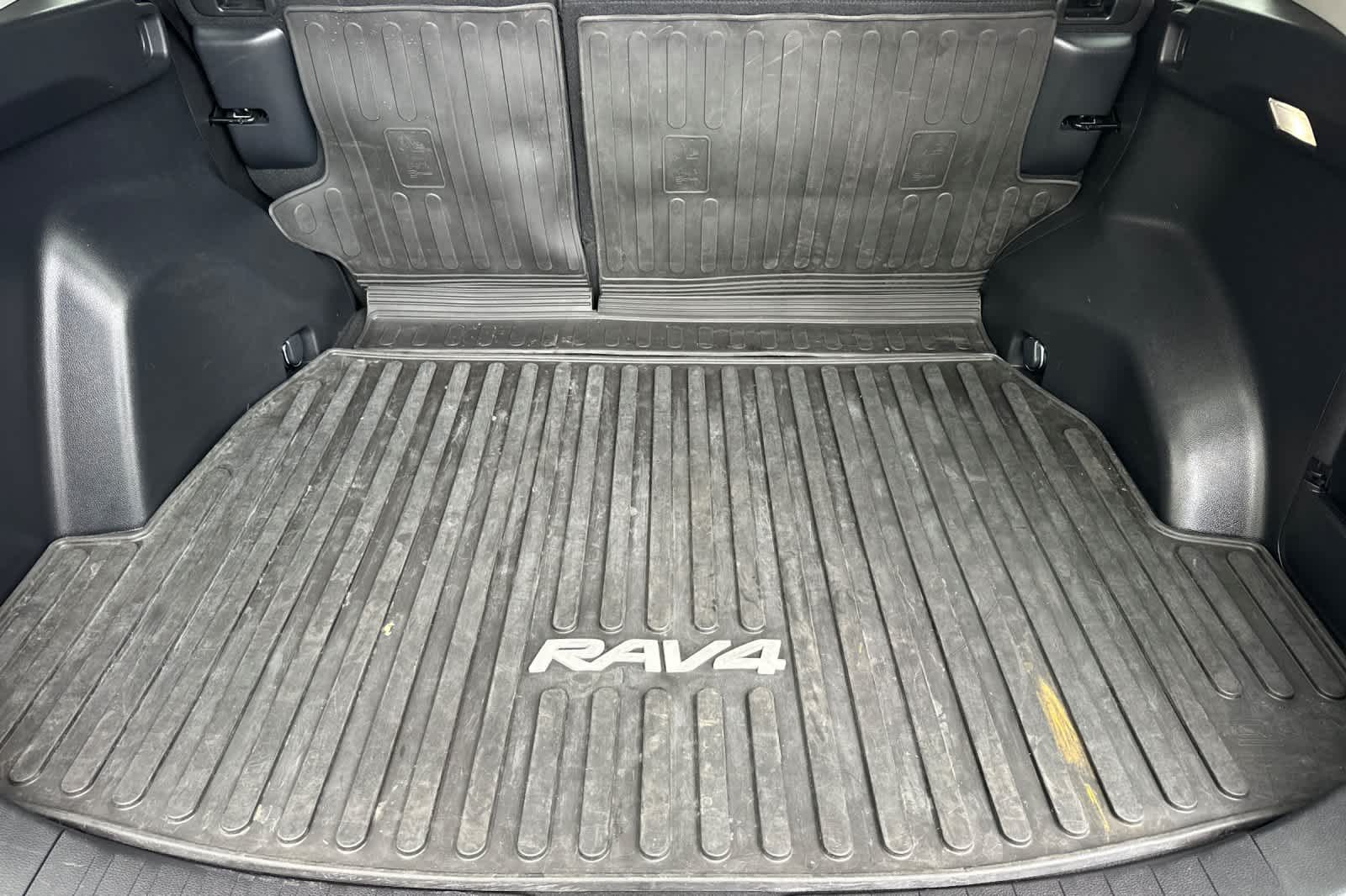 Thumbnail: 2022 Toyota RAV4 - 16