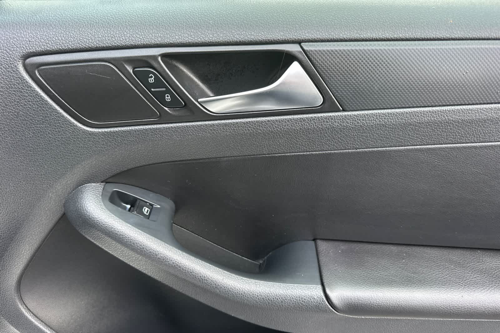 Thumbnail: 2011 Volkswagen Jetta - 17