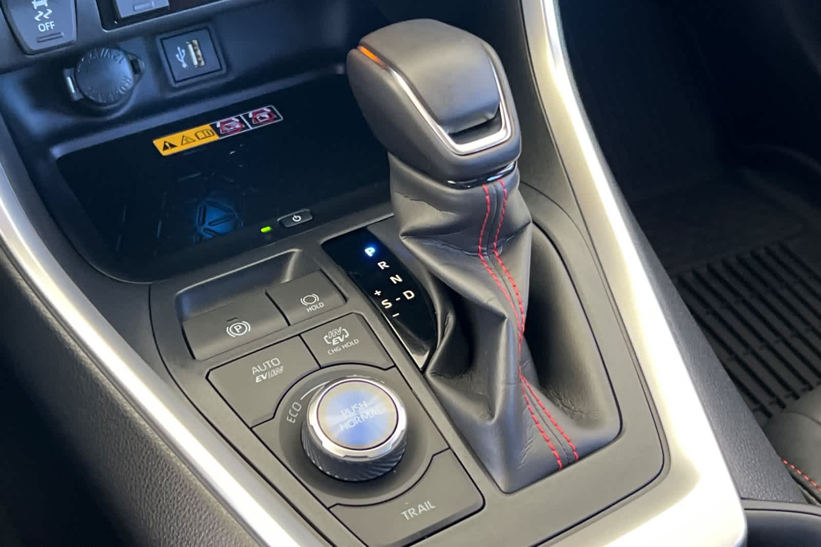 2025 Toyota RAV4 XSE 23