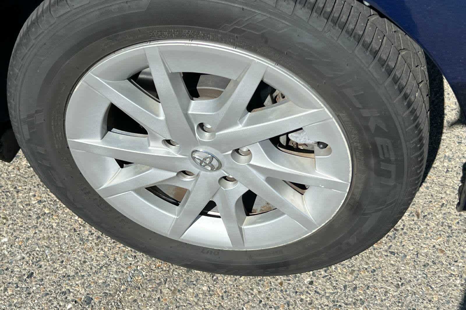 Thumbnail: 2013 Toyota Prius v - 17