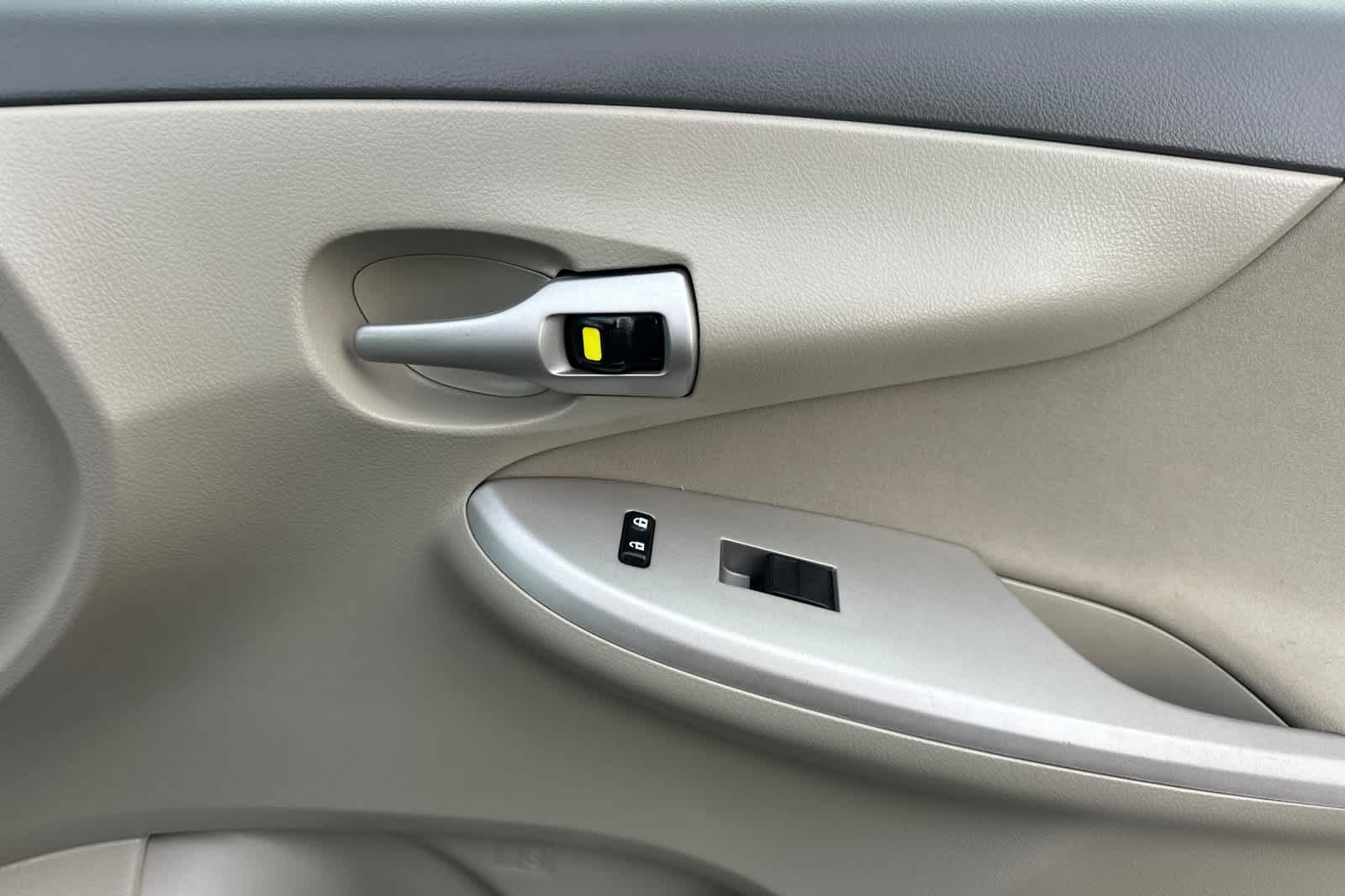 Thumbnail: 2010 Toyota Corolla - 18