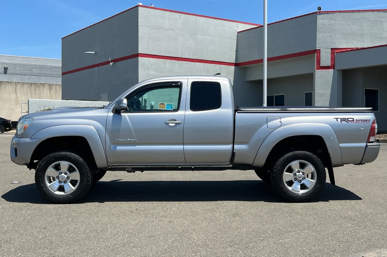 Thumbnail: 2015 Toyota Tacoma - 8