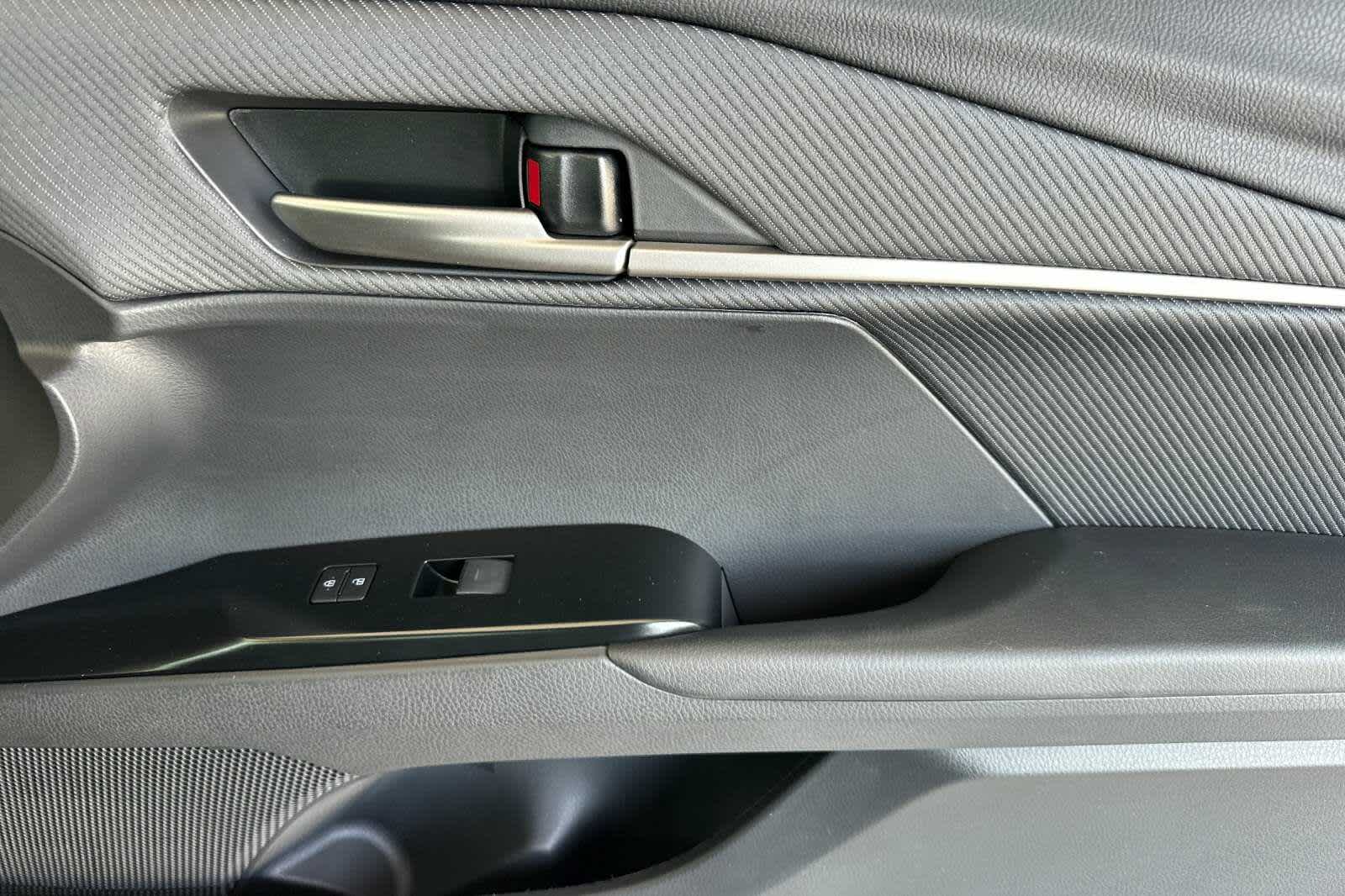2025 Toyota Camry SE 18