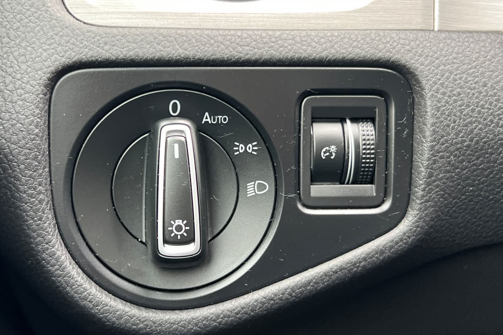 Thumbnail: 2017 Volkswagen Golf - 30