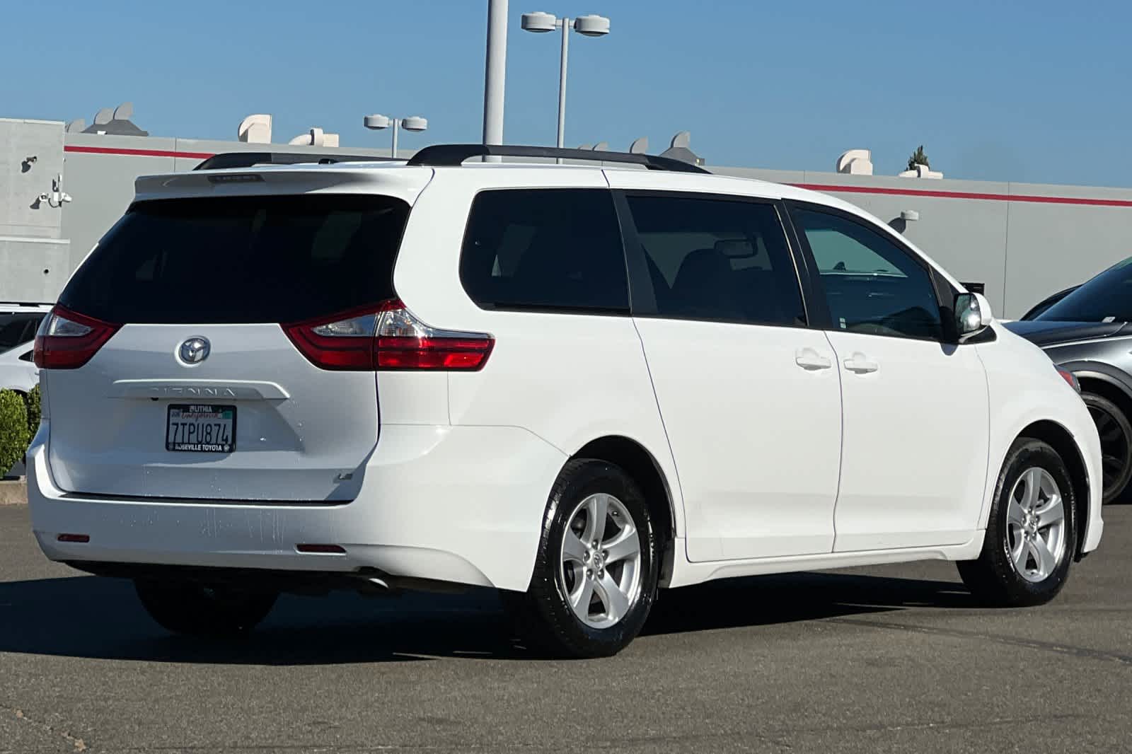 Thumbnail: 2016 Toyota Sienna - 2