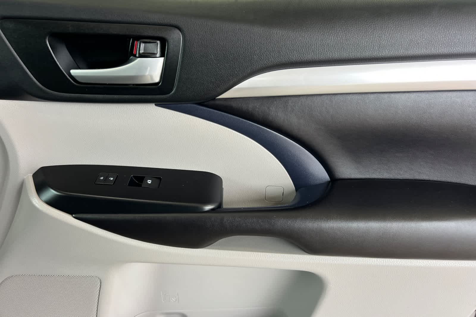 Thumbnail: 2018 Toyota Highlander - 20