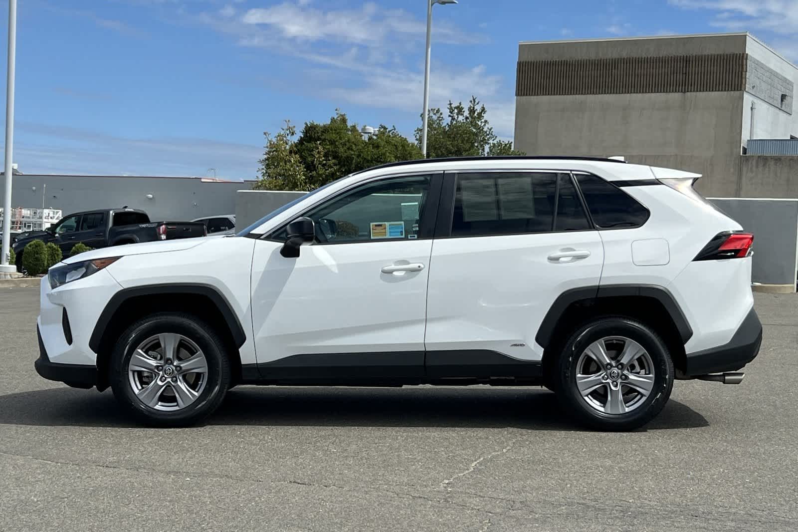 Thumbnail: 2022 Toyota RAV4 - 9