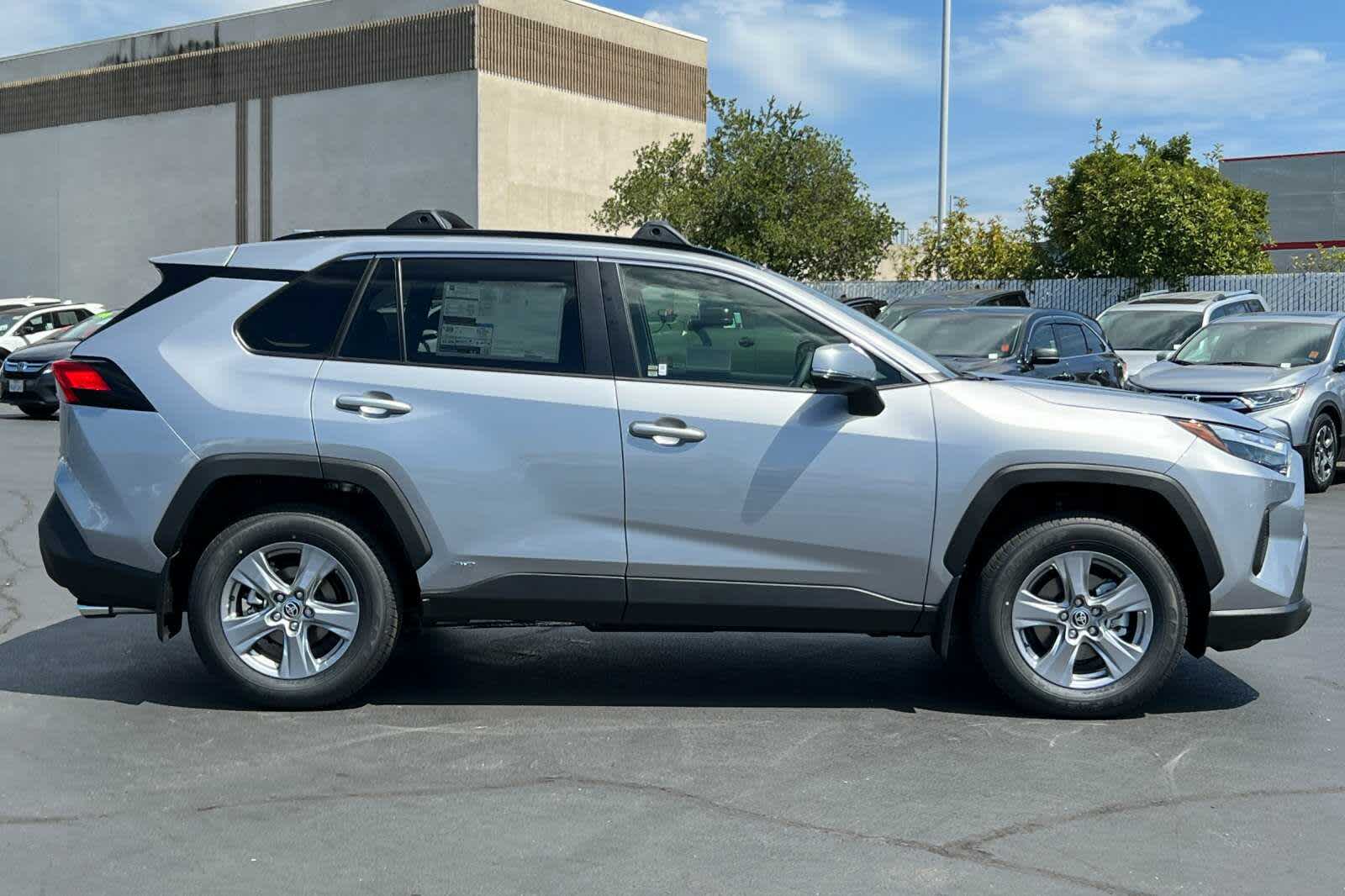 Thumbnail: 2025 Toyota RAV4 - 8