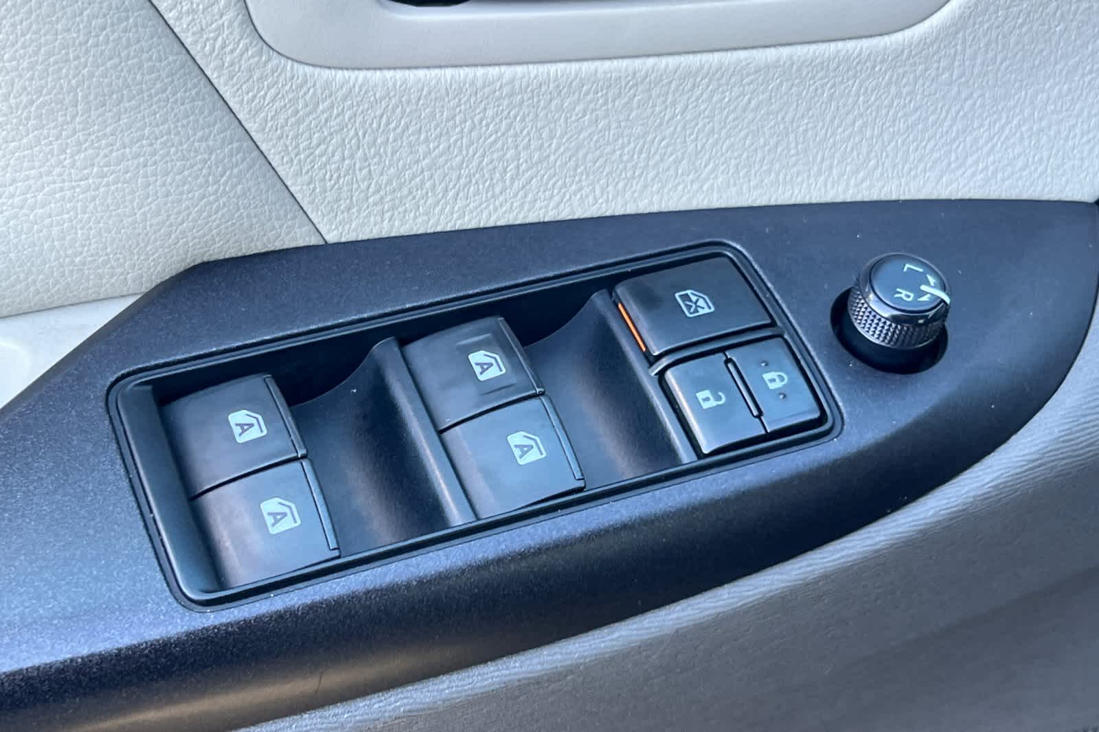 Thumbnail: 2017 Toyota Sienna - 13