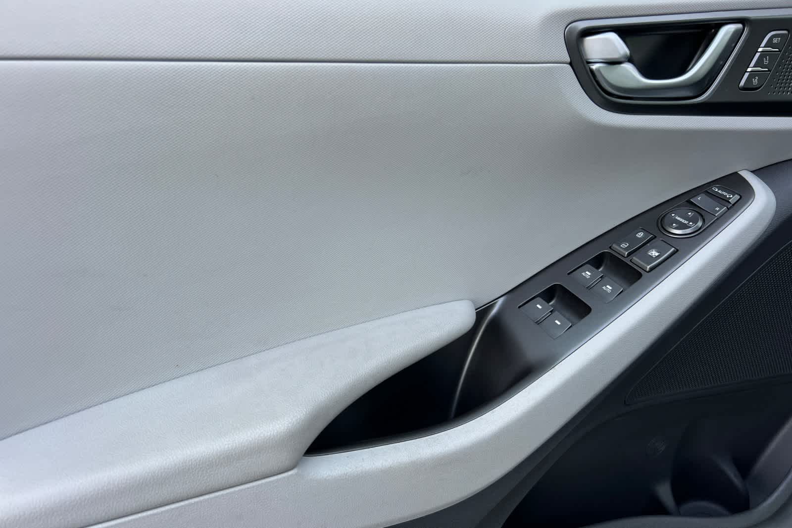2020 Hyundai Ioniq Limited 12