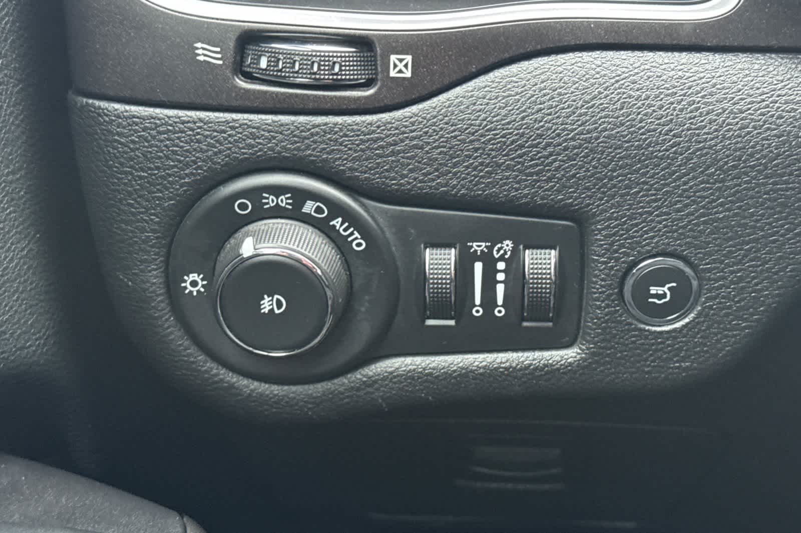 Thumbnail: 2020 Jeep Cherokee - 29