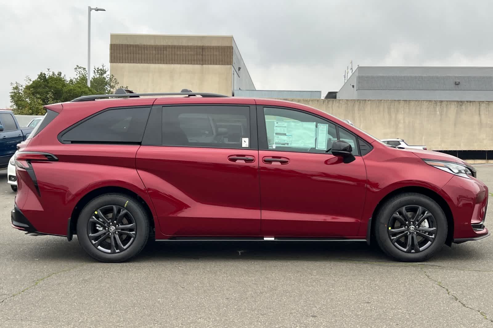 Thumbnail: 2026 Toyota Sienna - 8