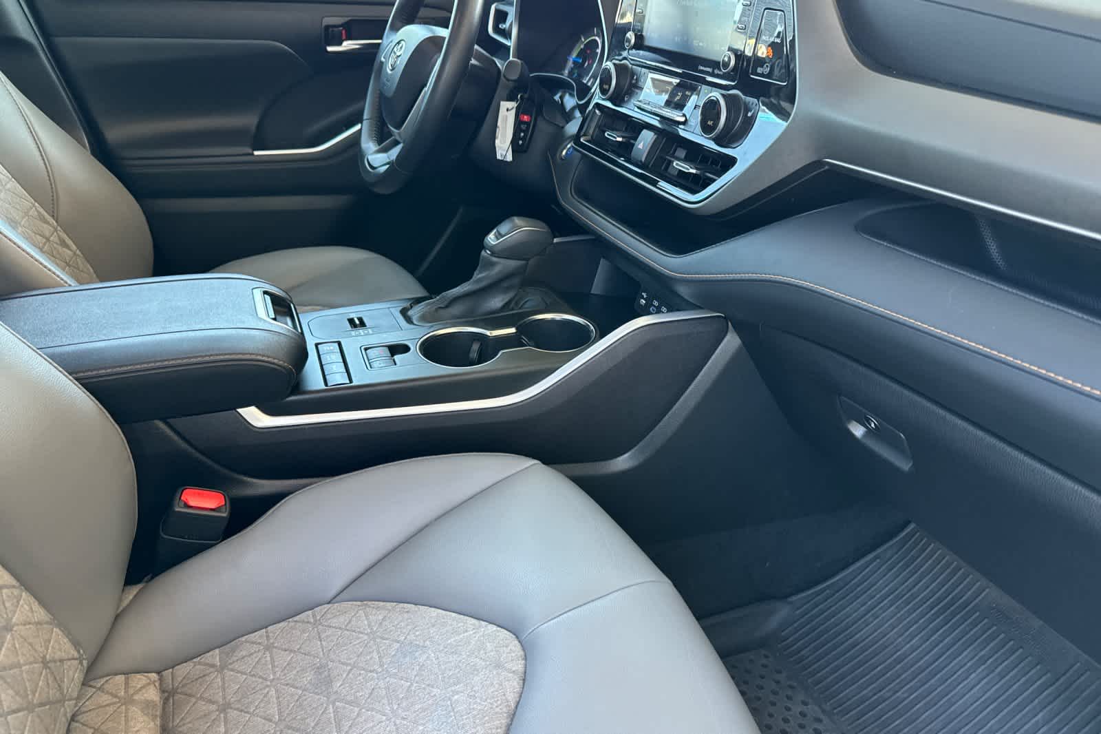 Thumbnail: 2022 Toyota Highlander - 18