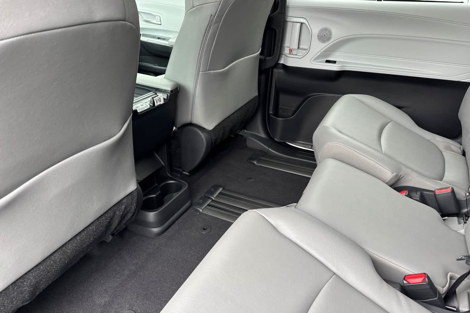 Thumbnail: 2026 Toyota Sienna - 4