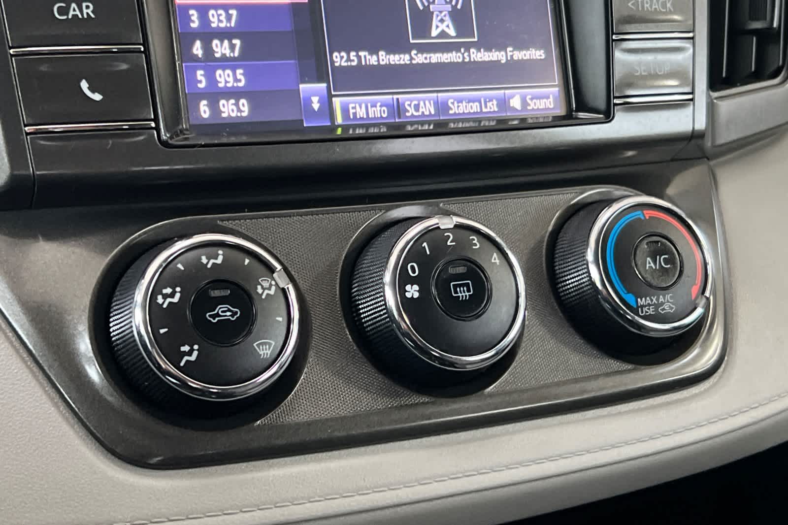 Thumbnail: 2015 Toyota RAV4 - 21