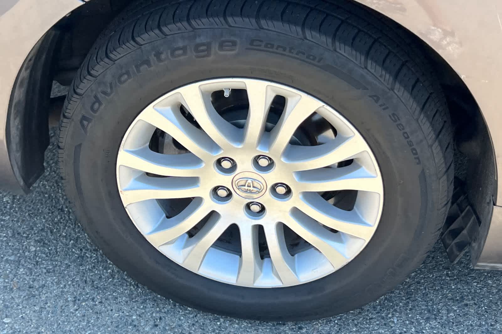 Thumbnail: 2015 Toyota Sienna - 14