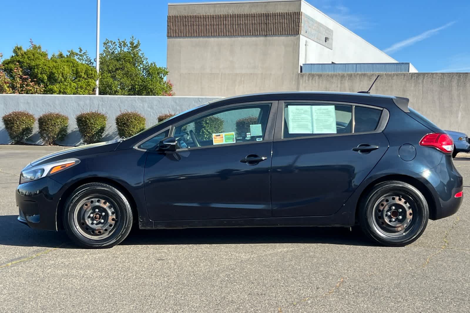 Thumbnail: 2017 Kia Forte - 9