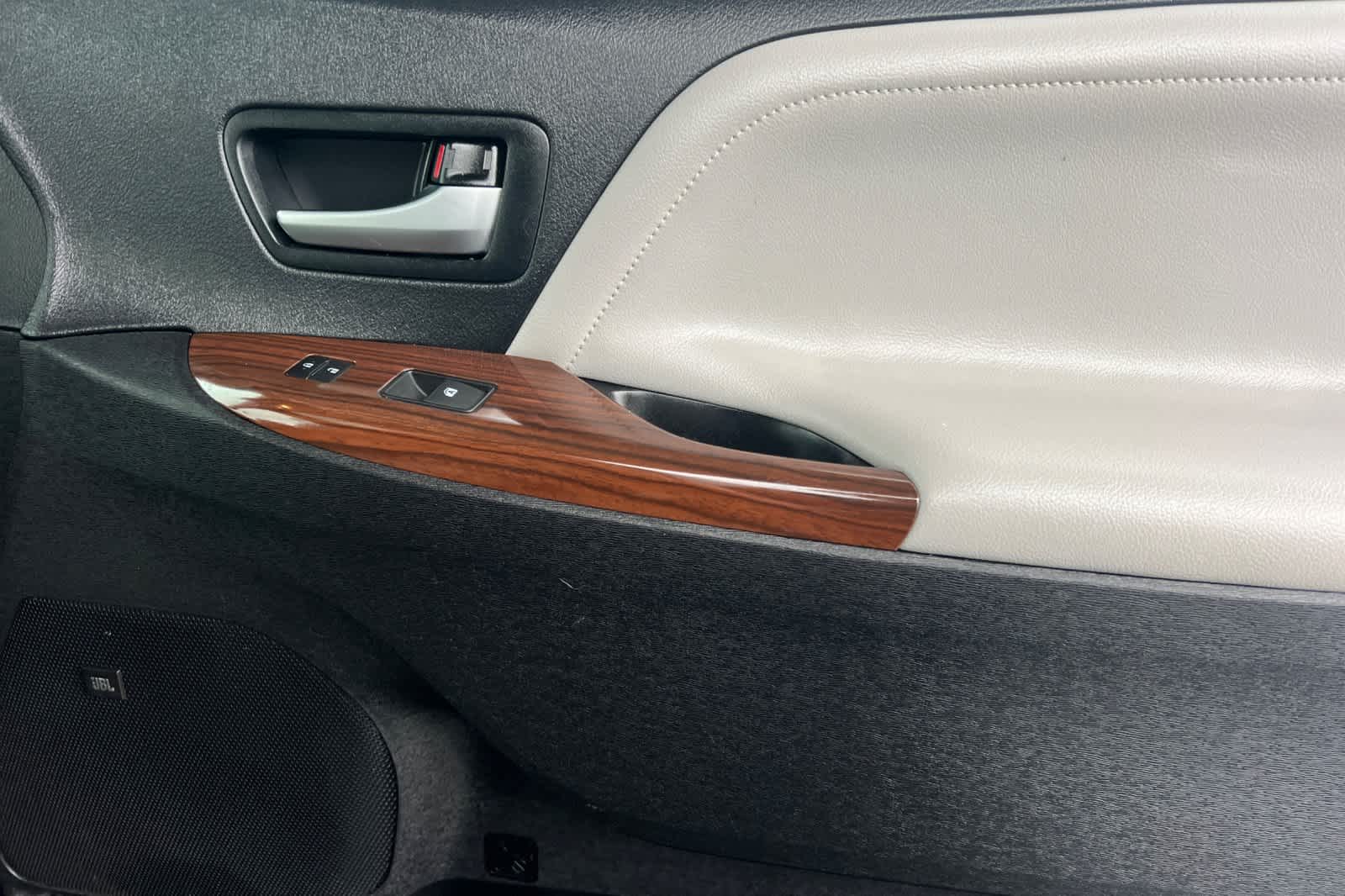 Thumbnail: 2019 Toyota Sienna - 20