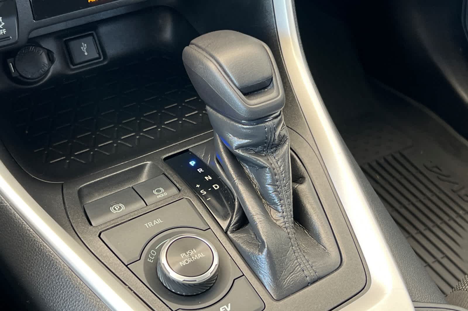 Thumbnail: 2021 Toyota RAV4 - 23