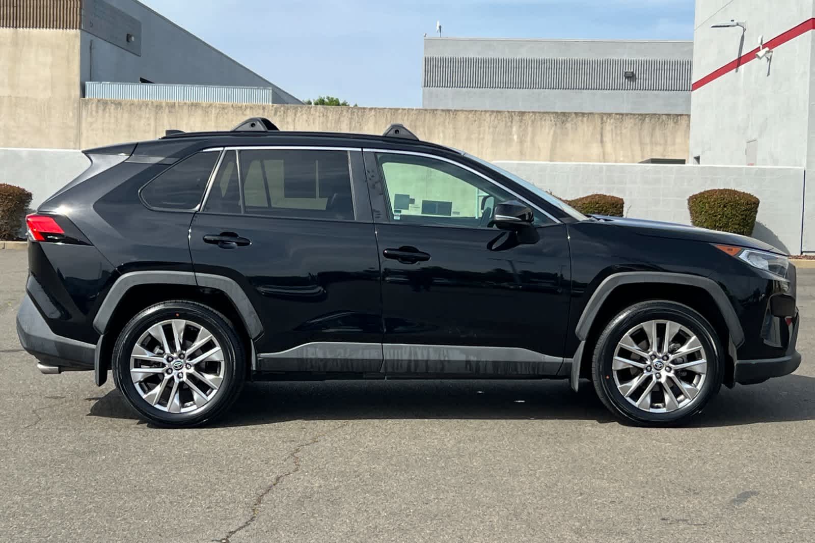 Thumbnail: 2021 Toyota RAV4 - 6