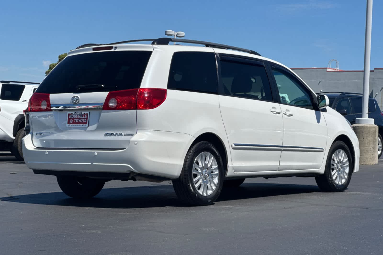 Thumbnail: 2010 Toyota Sienna - 2