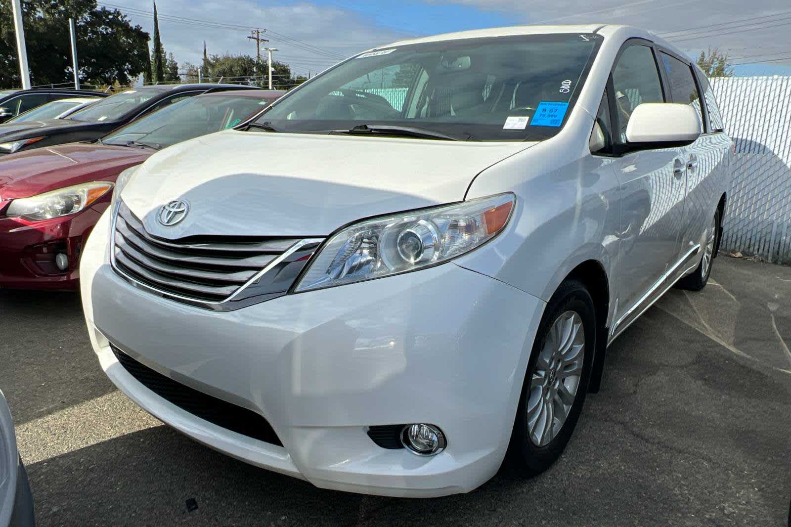 2016 Toyota Sienna XLE 2