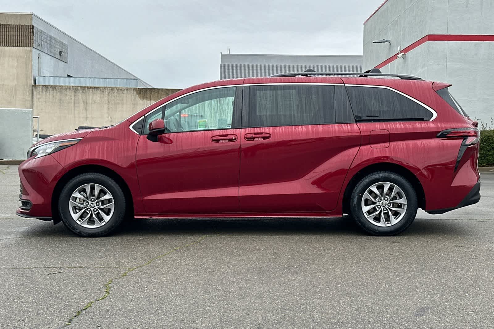 Thumbnail: 2022 Toyota Sienna - 9