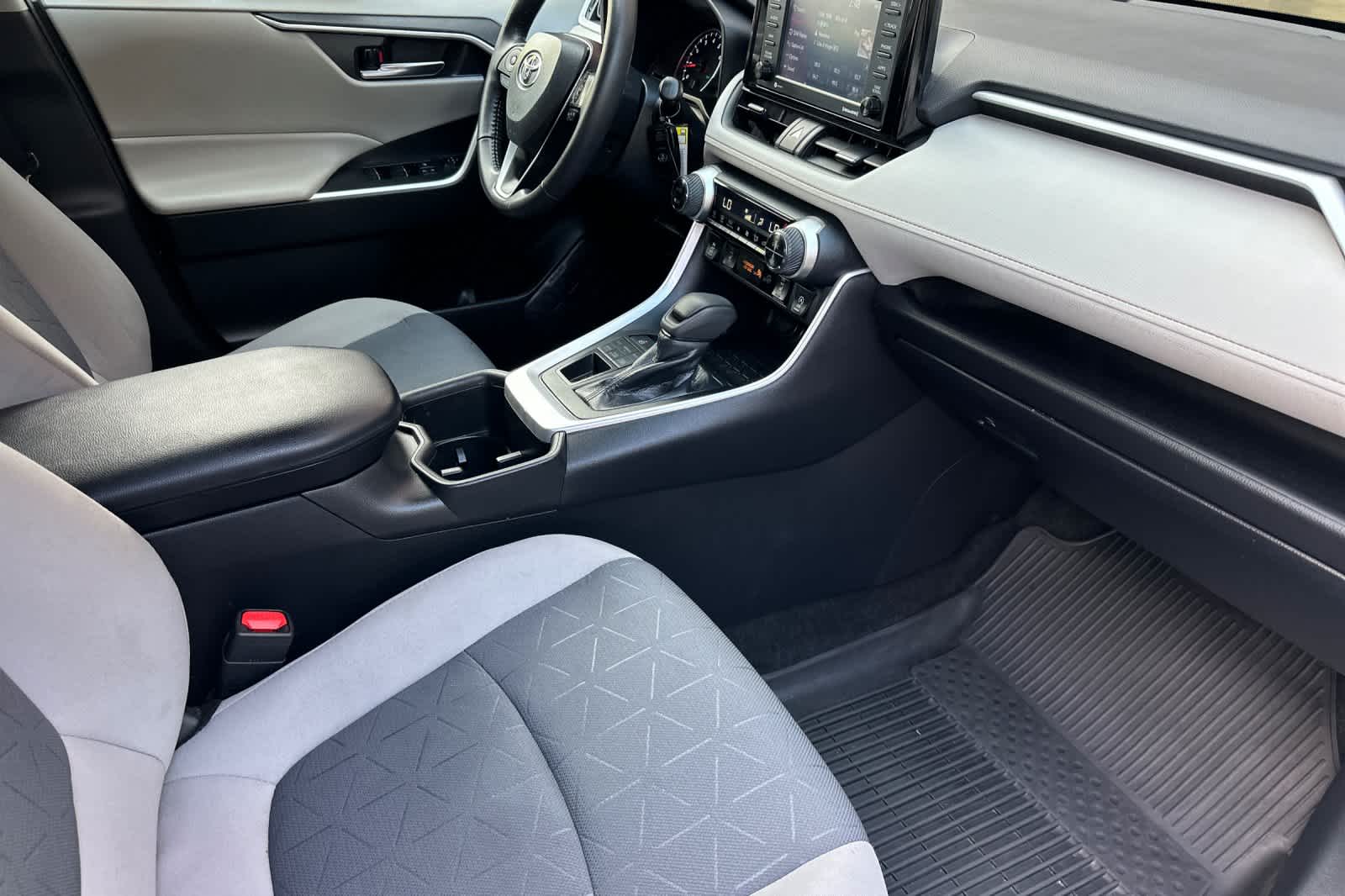 Thumbnail: 2022 Toyota RAV4 - 17