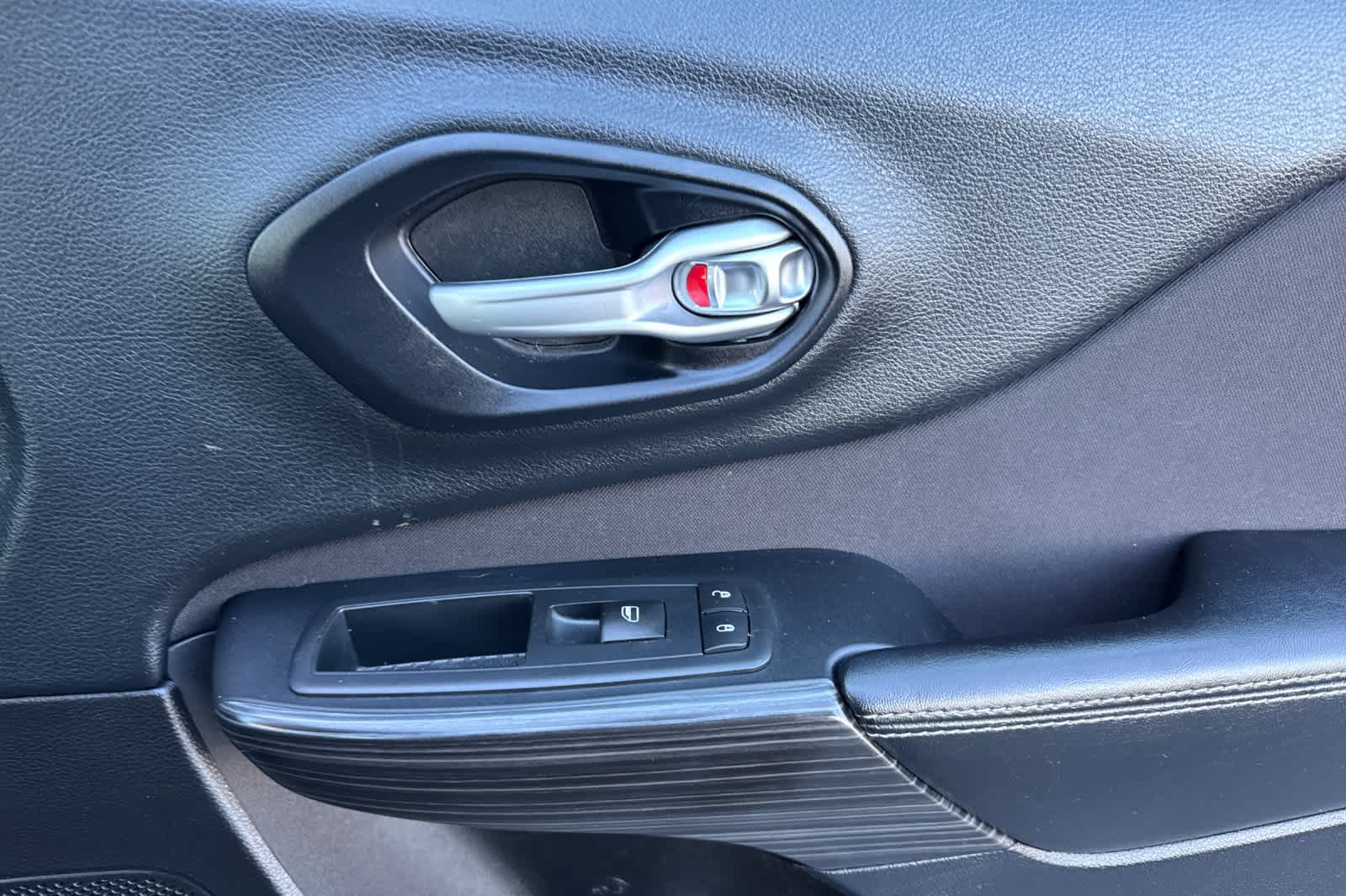 Thumbnail: 2015 Jeep Cherokee - 18