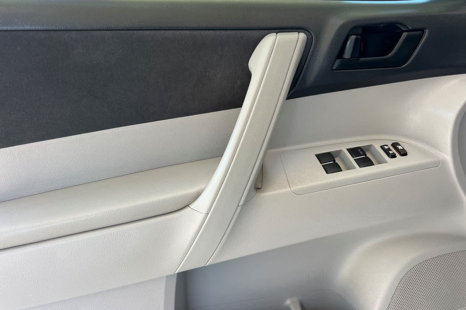 Thumbnail: 2013 Toyota Highlander - 12