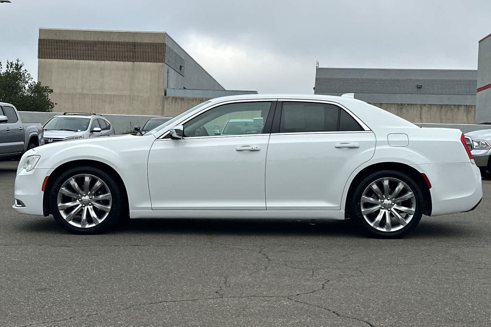 Thumbnail: 2018 Chrysler 300 - 9