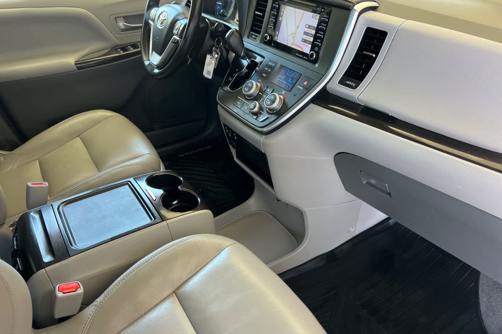 Thumbnail: 2018 Toyota Sienna - 18