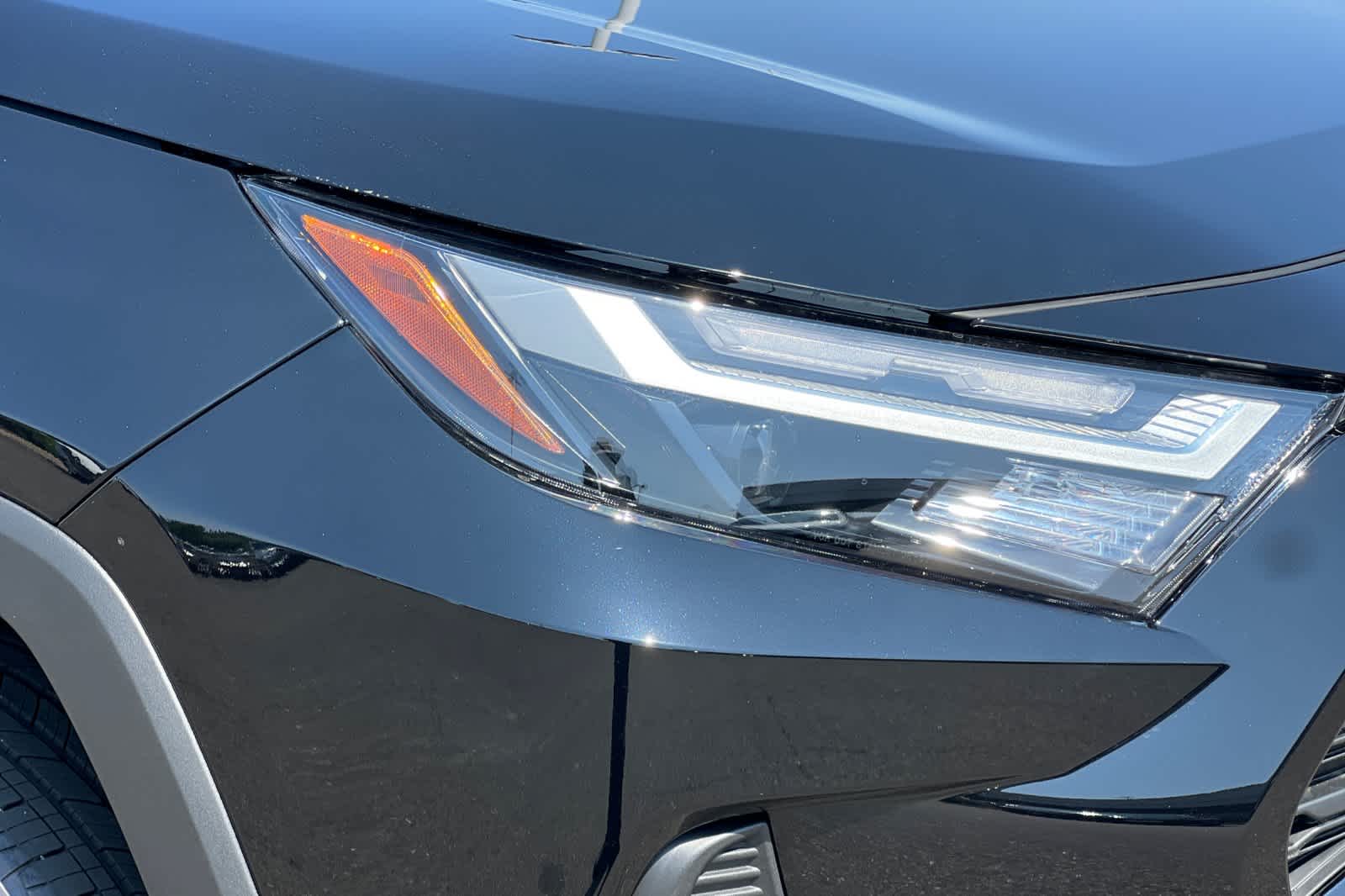 2025 Toyota RAV4 XLE 27