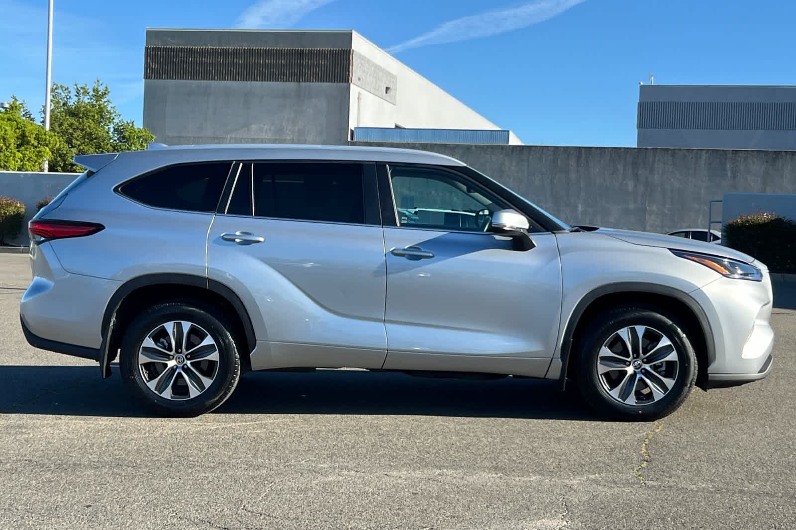 Thumbnail: 2023 Toyota Highlander - 6