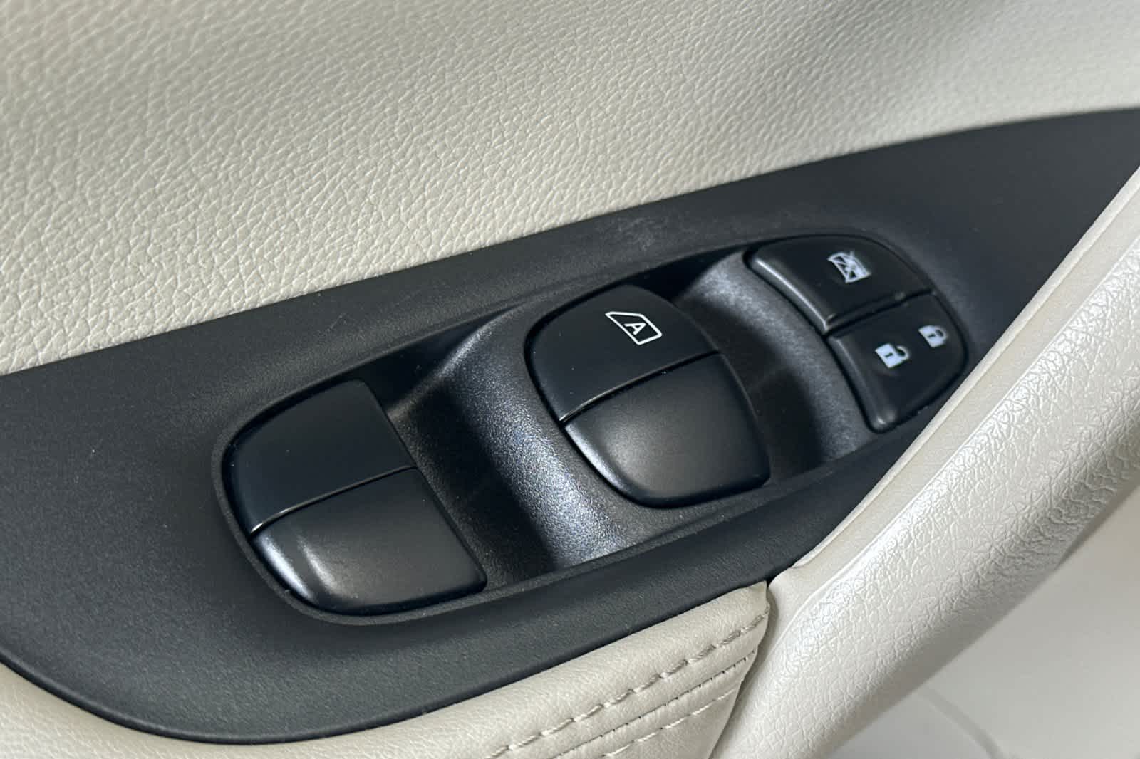 Thumbnail: 2022 Nissan Rogue Sport - 13