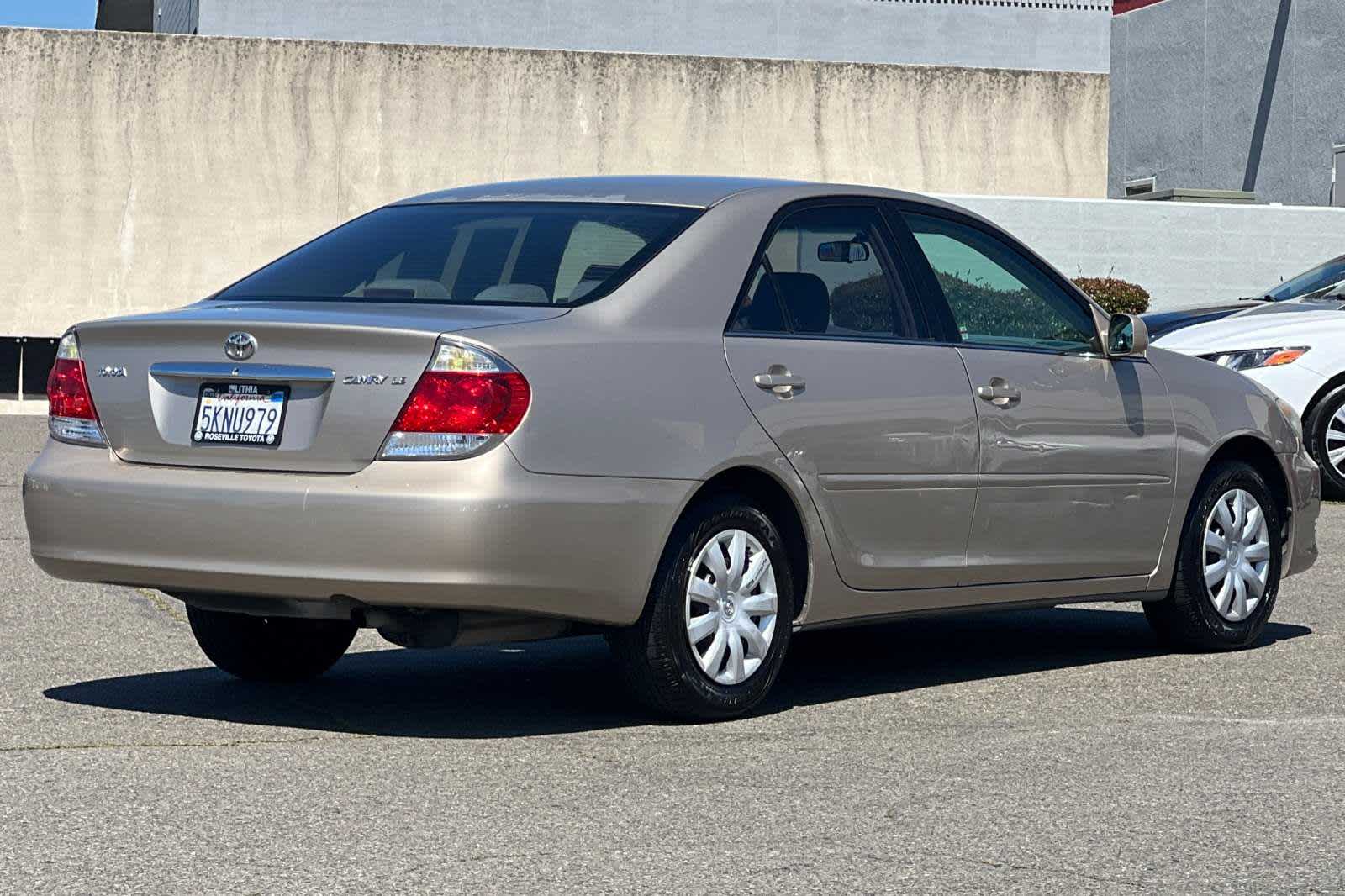 2005 Toyota Camry LE 2